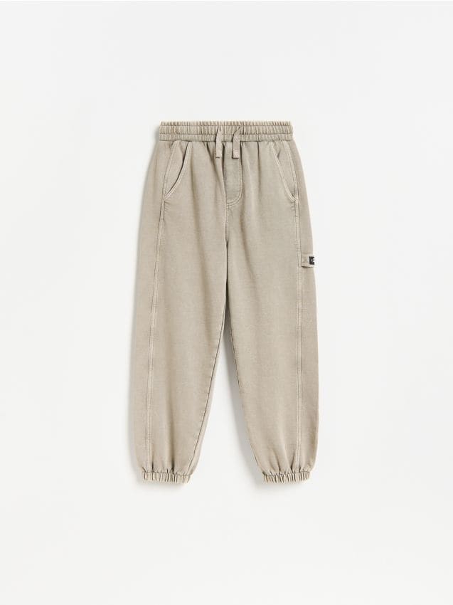 Reserved - Joggery baggy z efektem sprania - beżowy