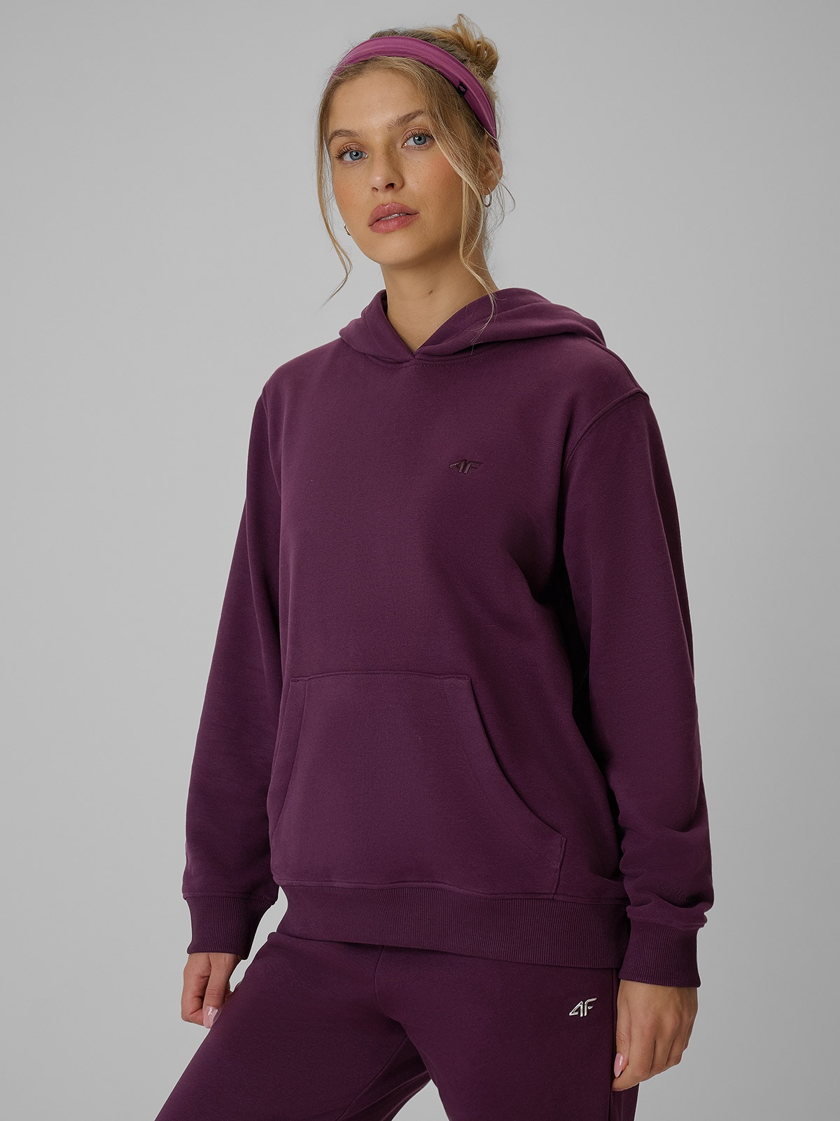 4F Bluza dresowa relaxed z kapturem damska - fioletowa XS