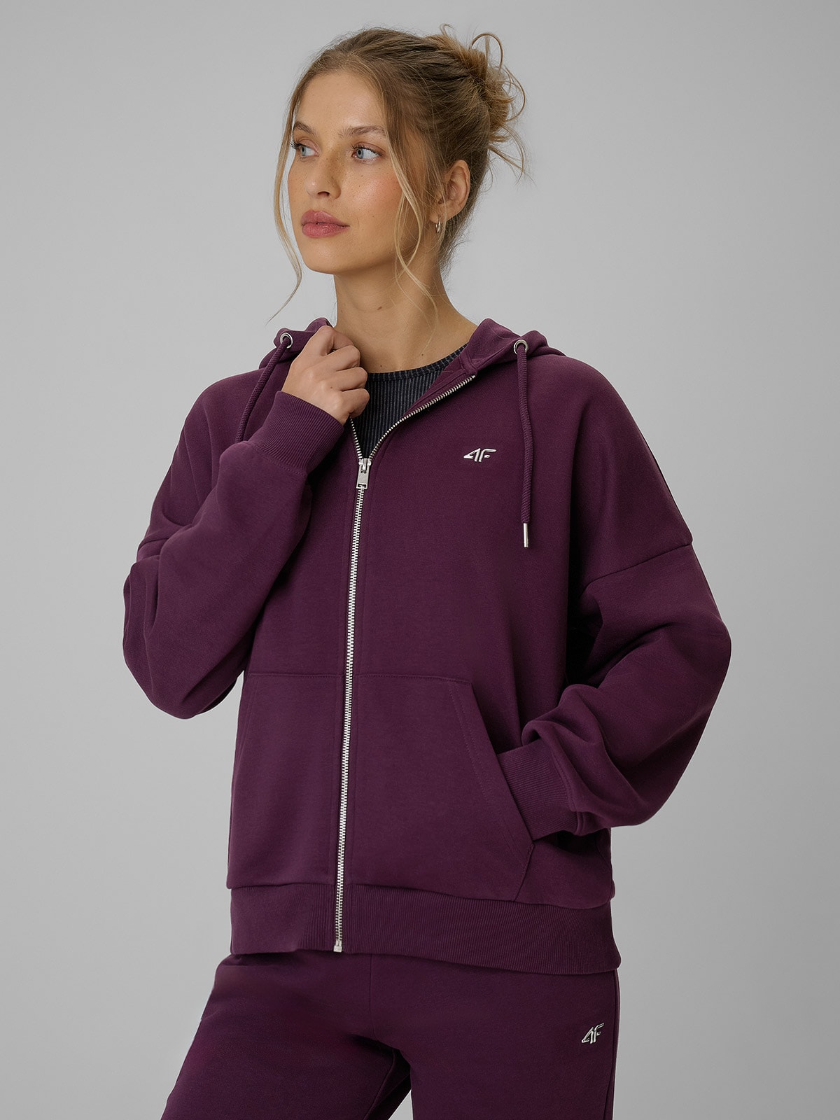 4F Bluza dresowa loose z kapturem damska - fioletowa XS