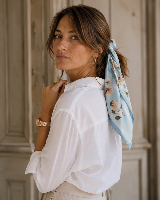 Mała apaszka jedwabna damska niebieska 53x53 cm