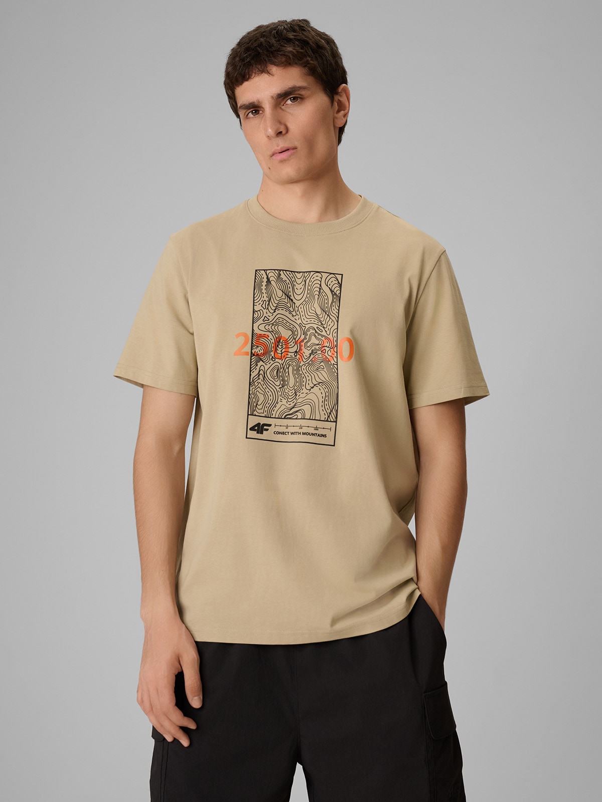 4F T-shirt regular z nadrukiem męski - beżowy XXL