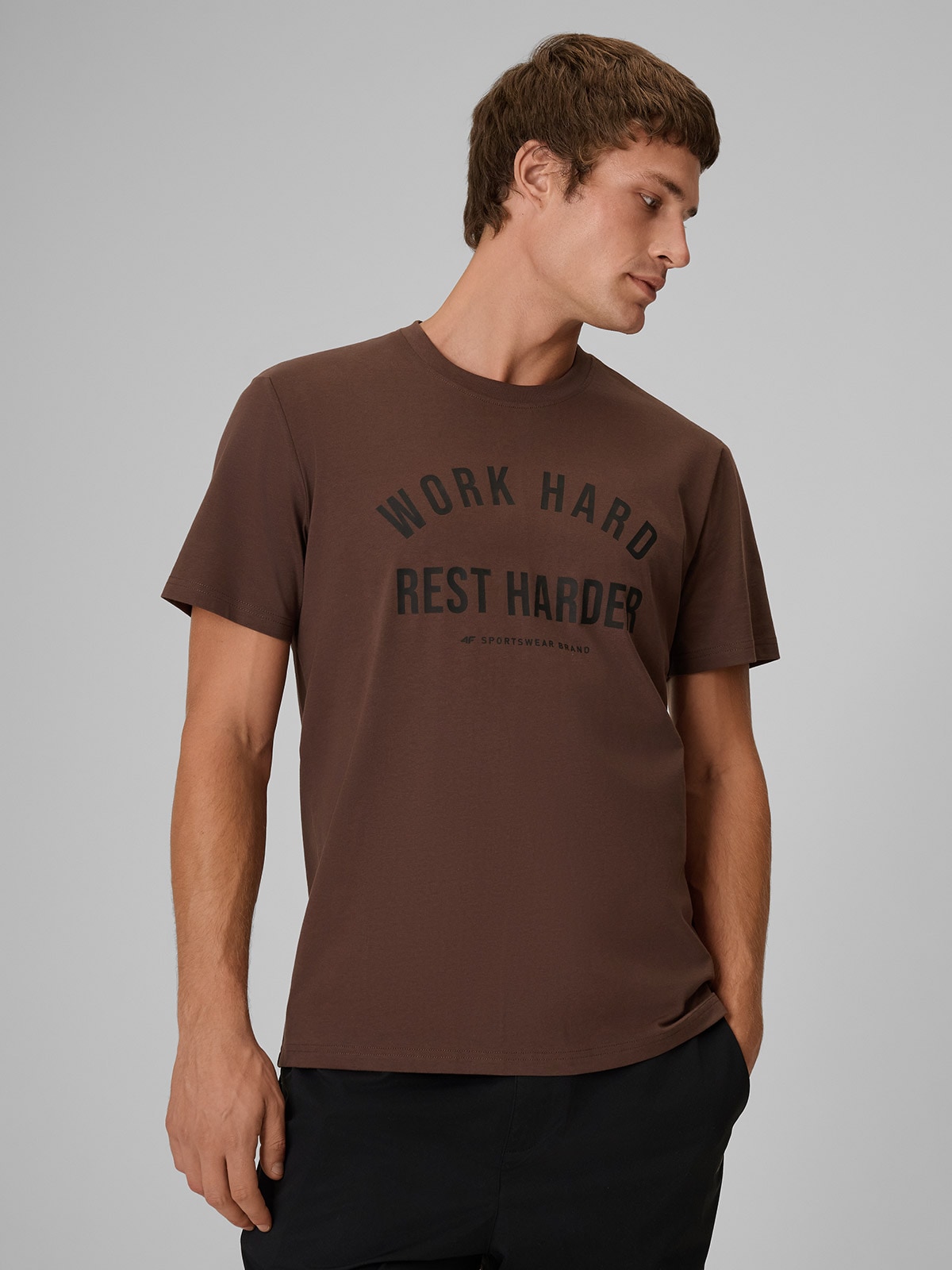 4F T-shirt regular z nadrukiem męski - brązowy XXL