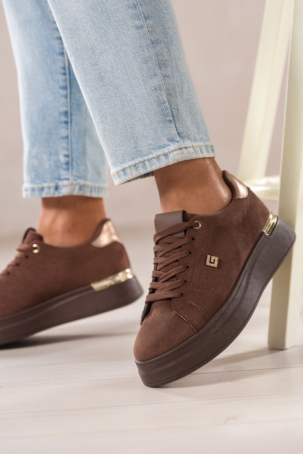 Czekoladowe sneakersy damskie creepersy na platformie złota ozdoba z cyrkoniami złote wstawki sznurowane Casu DD683