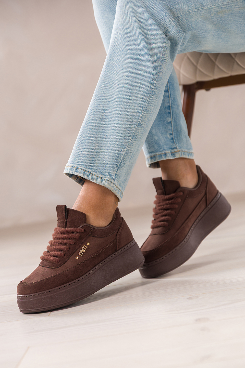Czekoladowe sneakersy damskie buty sportowe na platformie futrzane sznurówki złota ozdoba z cyrkoniami Casu 73324