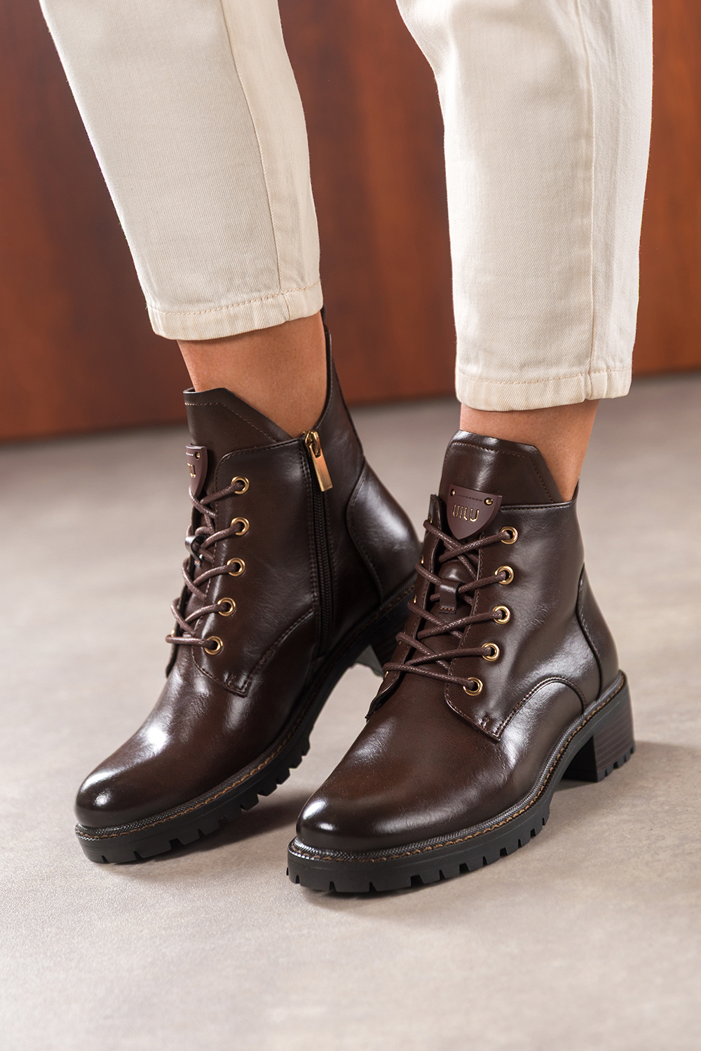 Czekoladowe botki damskie z wyciętą cholewką na bieżnikowanej podeszwie ozdoba na języku Casu CB340-4