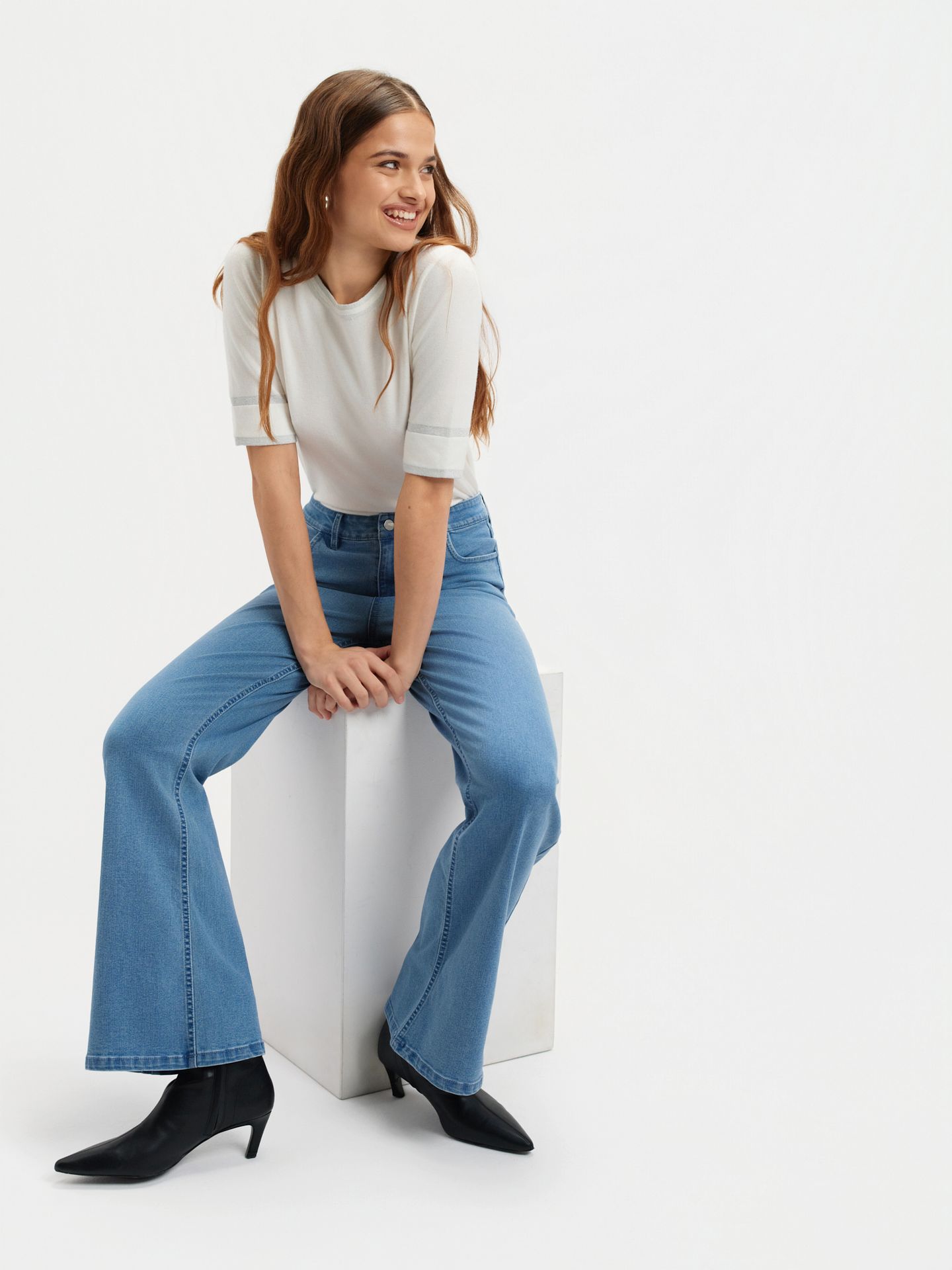 Niebieskie jeansy wide leg
