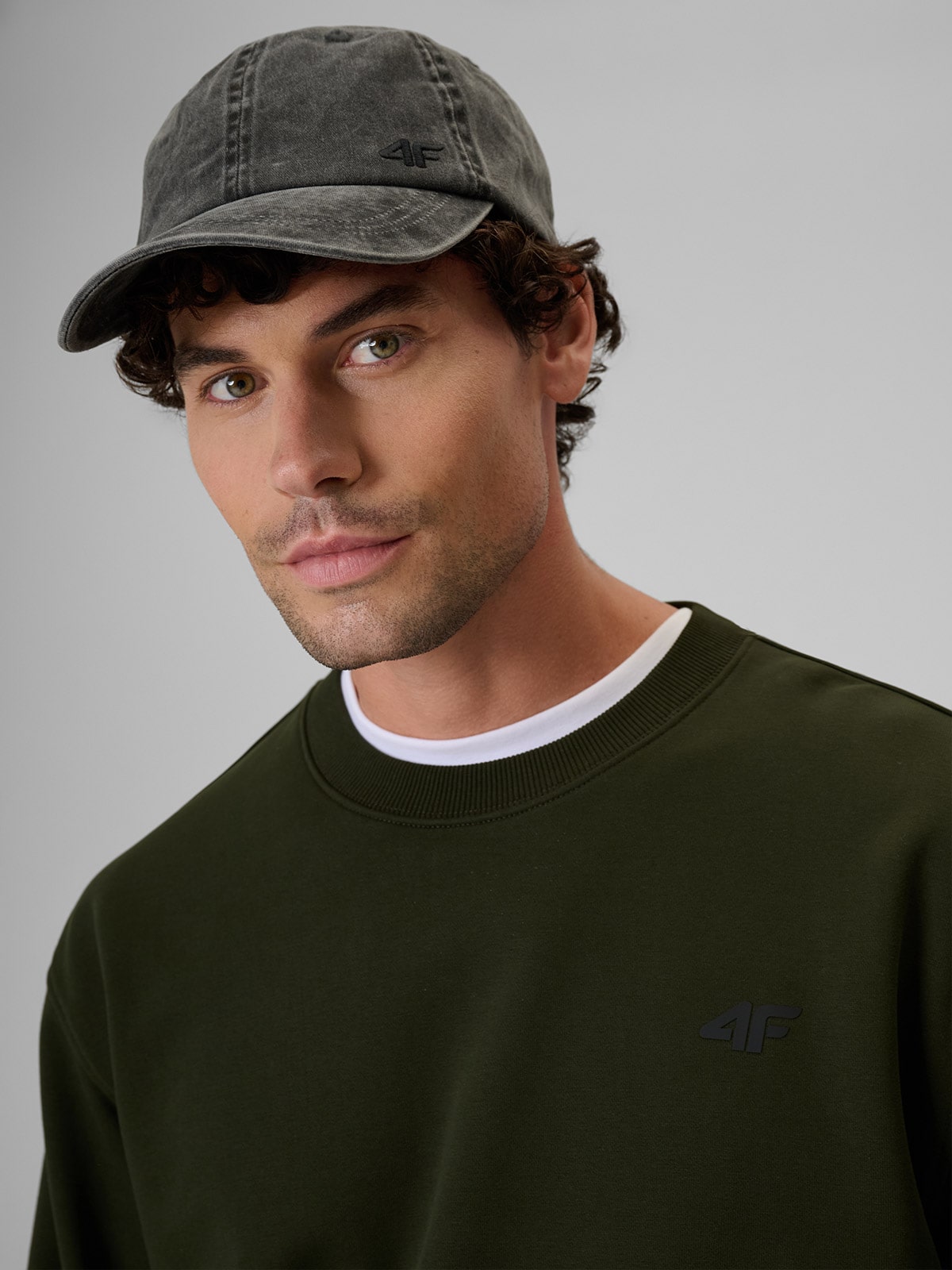 4F Czapka z daszkiem strapback męska - czarna S/M (58cm)
