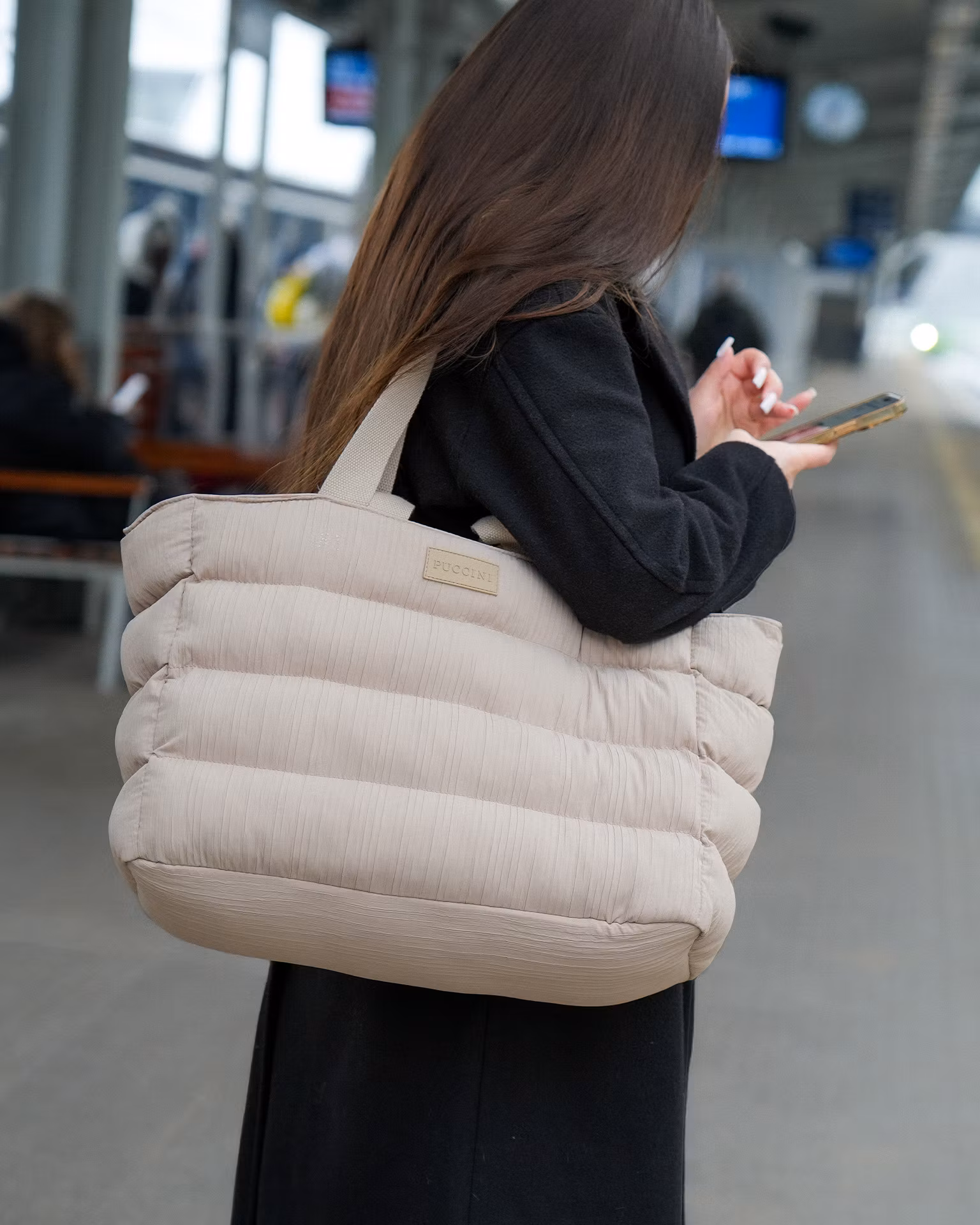 Torba miejska pikowana z kieszenią na laptopa 15,6 cali beżowa