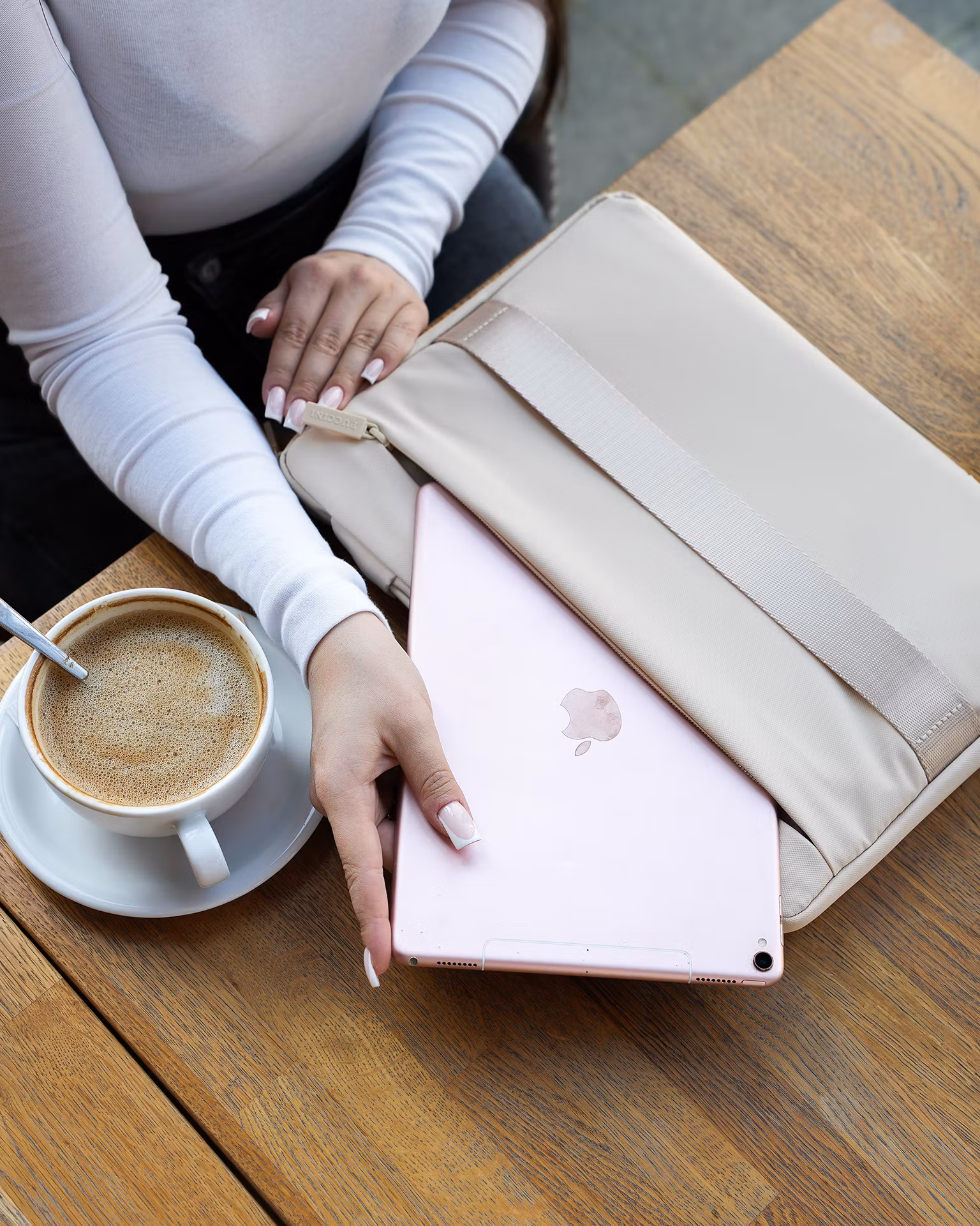 Wodoodporne etui na laptop o wielkości 14 cali beżowe