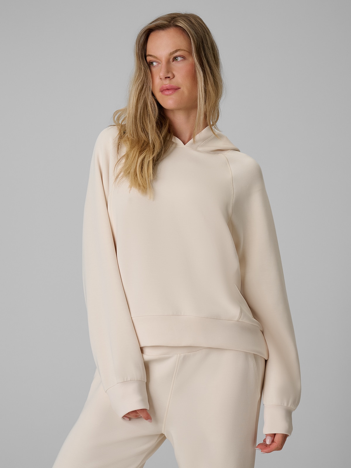 4F Bluza dresowa regular z modalem damska - kremowa XXL