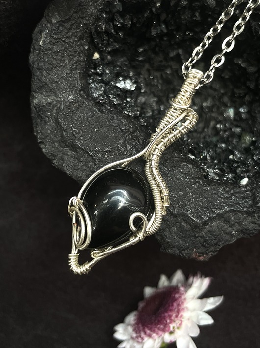 Posrebrzany wisiorek wire-wrapping z czarnym onyksem