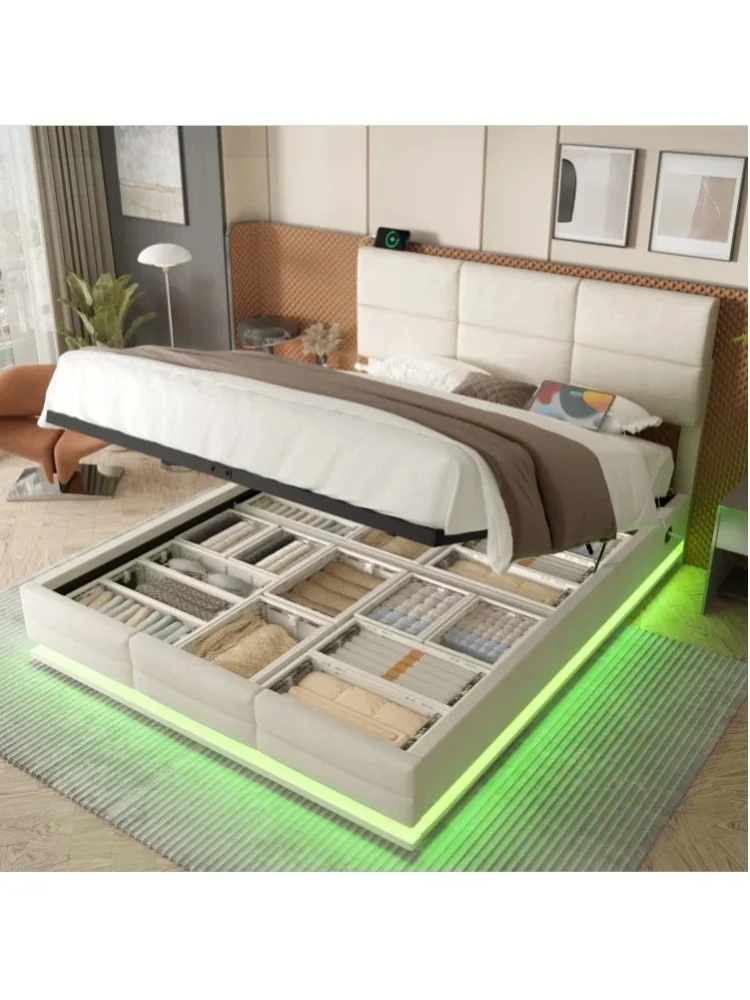 Łóżko tapicerowane beżowym aksamitem 180x200 cm z regulowanym zagłówkiem, oświetleniem LED, portami USB i hydraulicznym podnoszonym schowkiem.