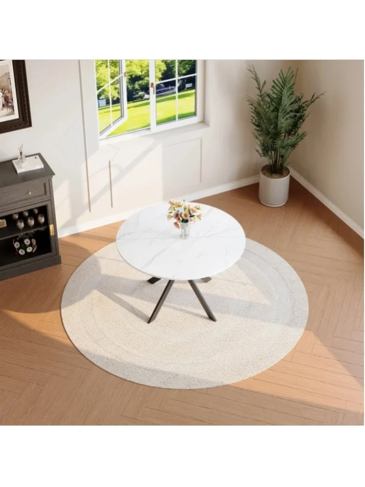 Okrągły stół do jadalni z blatem z MDF o efekcie białego marmuru i czarną ramą w kształcie litery X, średnica 110 cm.