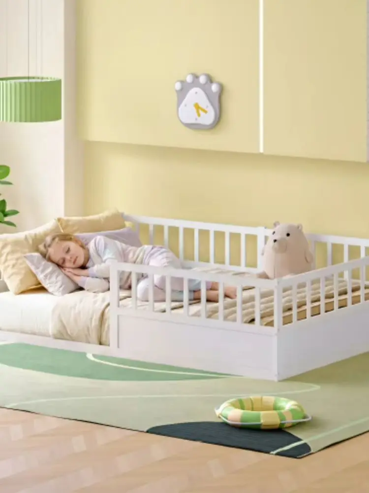 Białe drewno sosnowe, lite drewno, łóżko Montessori dla dzieci, ramka podłogowa 90×200cm, łóżko pojedyncze z barierką zabezpieczającą przed upadkiem, odkryta bokowa strona i listwowa podstawa w