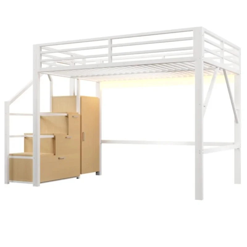 Białe metalowe łóżko na antresoli 140x200 cm z szafkami, garderobą, oświetleniem LED i zintegrowanymi schodami.