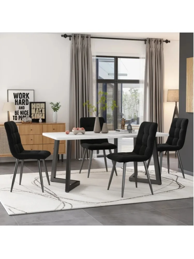Prostokątny stół do jadalni o wymiarach 117x68 cm z blatem z MDF o efekcie marmuru i czarnymi metalowymi nogami.