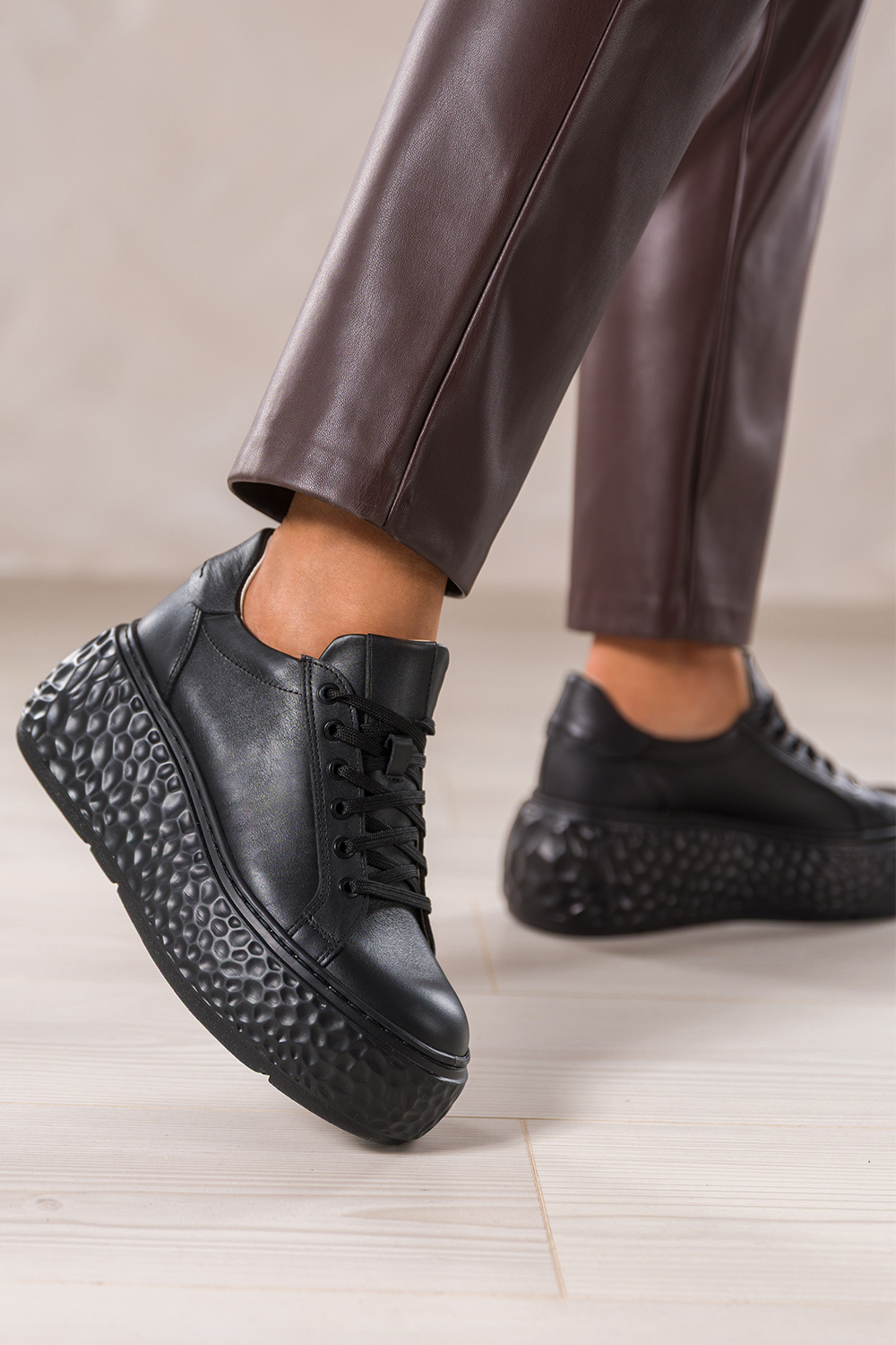 Czarne sneakersy skórzane damskie buty sportowe na żłobionej platformie sznurowane PRODUKT POLSKI Casu M8538