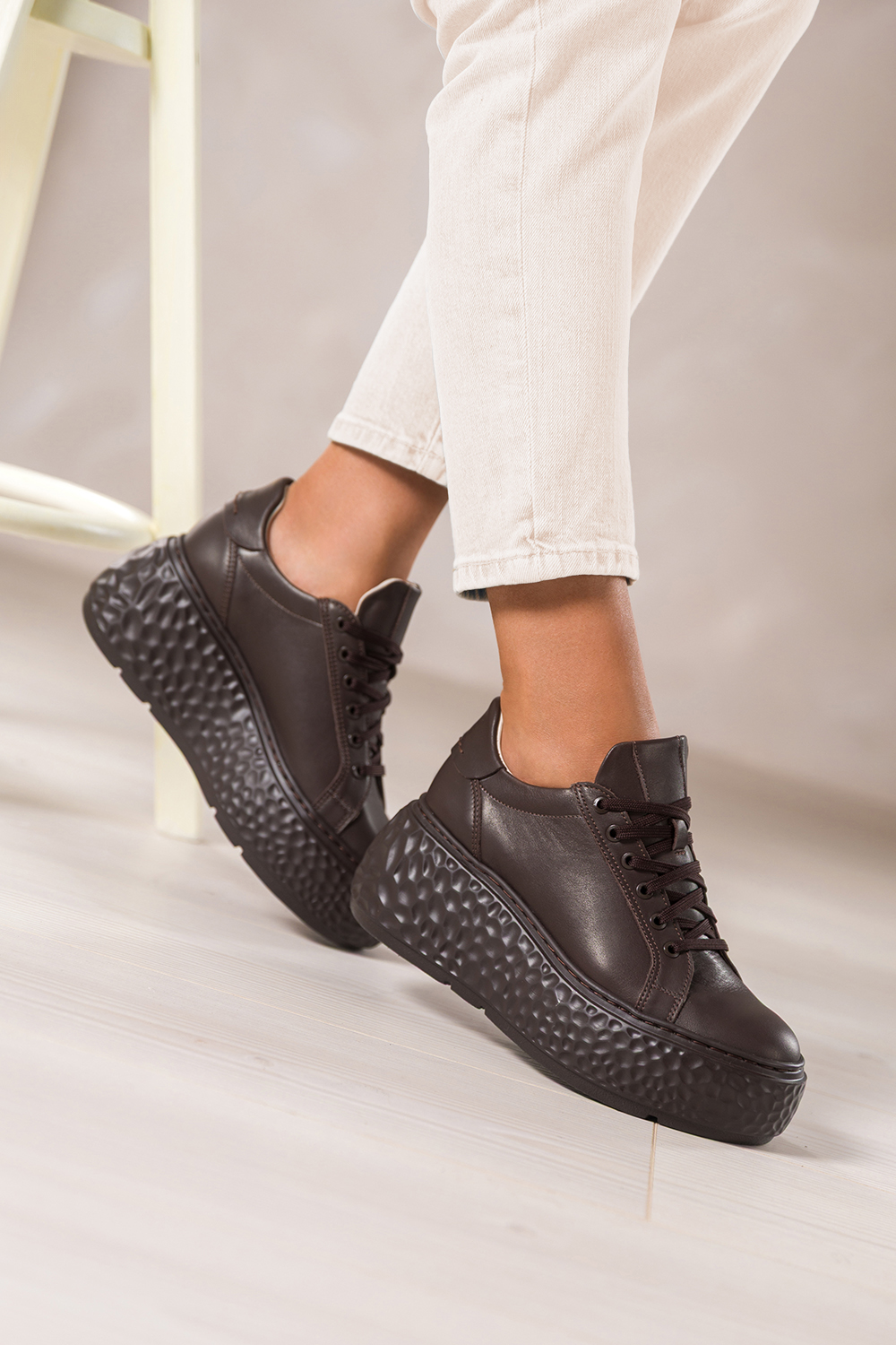 Czekoladowe sneakersy skórzane damskie buty sportowe na żłobionej platformie sznurowane PRODUKT POLSKI Casu M8538