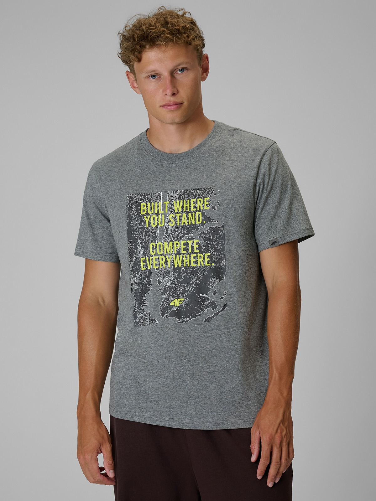 4F T-shirt regular z nadrukiem męski - szara XXL