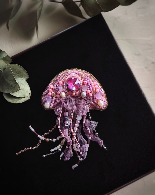 3D broszka Meduza, Ręcznie haftowana unikatowa biżuteria