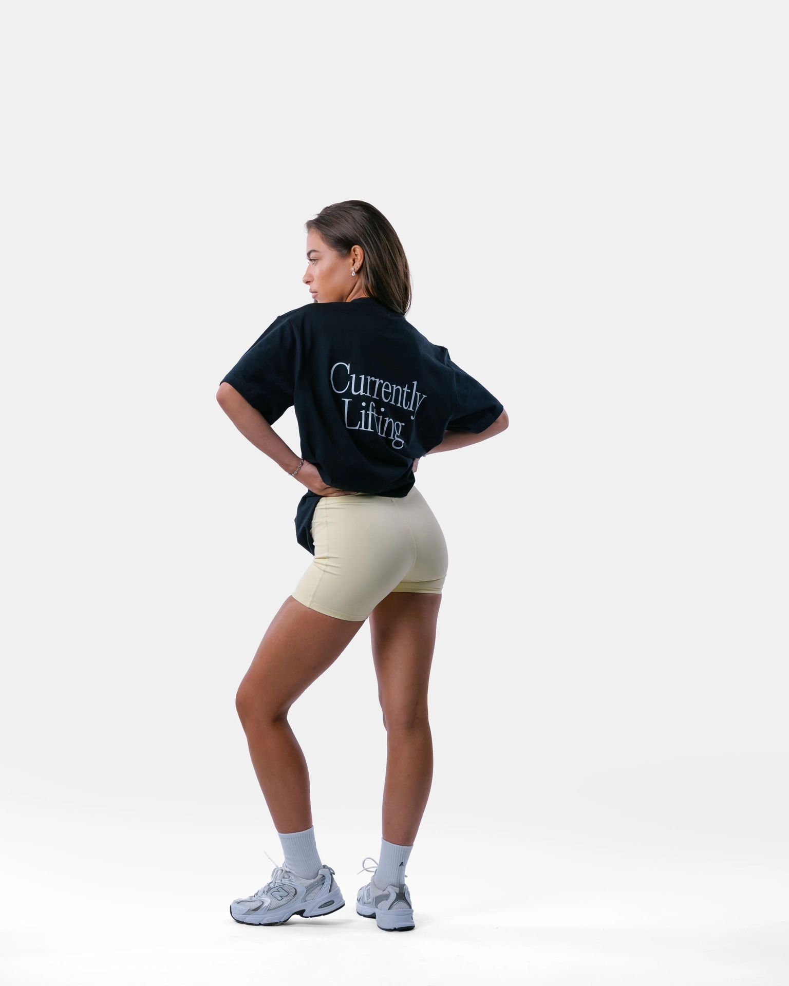 Damski oversize'owy T-shirt bawełniany – Currently Lifting – czarny