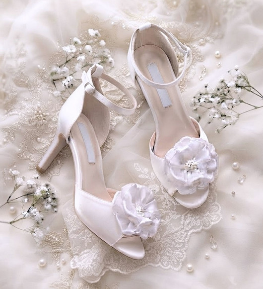Białe szpilki ślubne z kwiatem - Flower Venus, buty ślubne