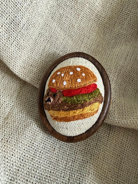 Ręcznie haftowana broszka Miś hamburger