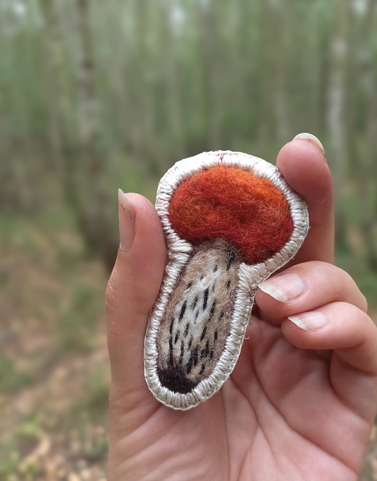 Przypinka z grzybem koźlarz pomarańczowożółty