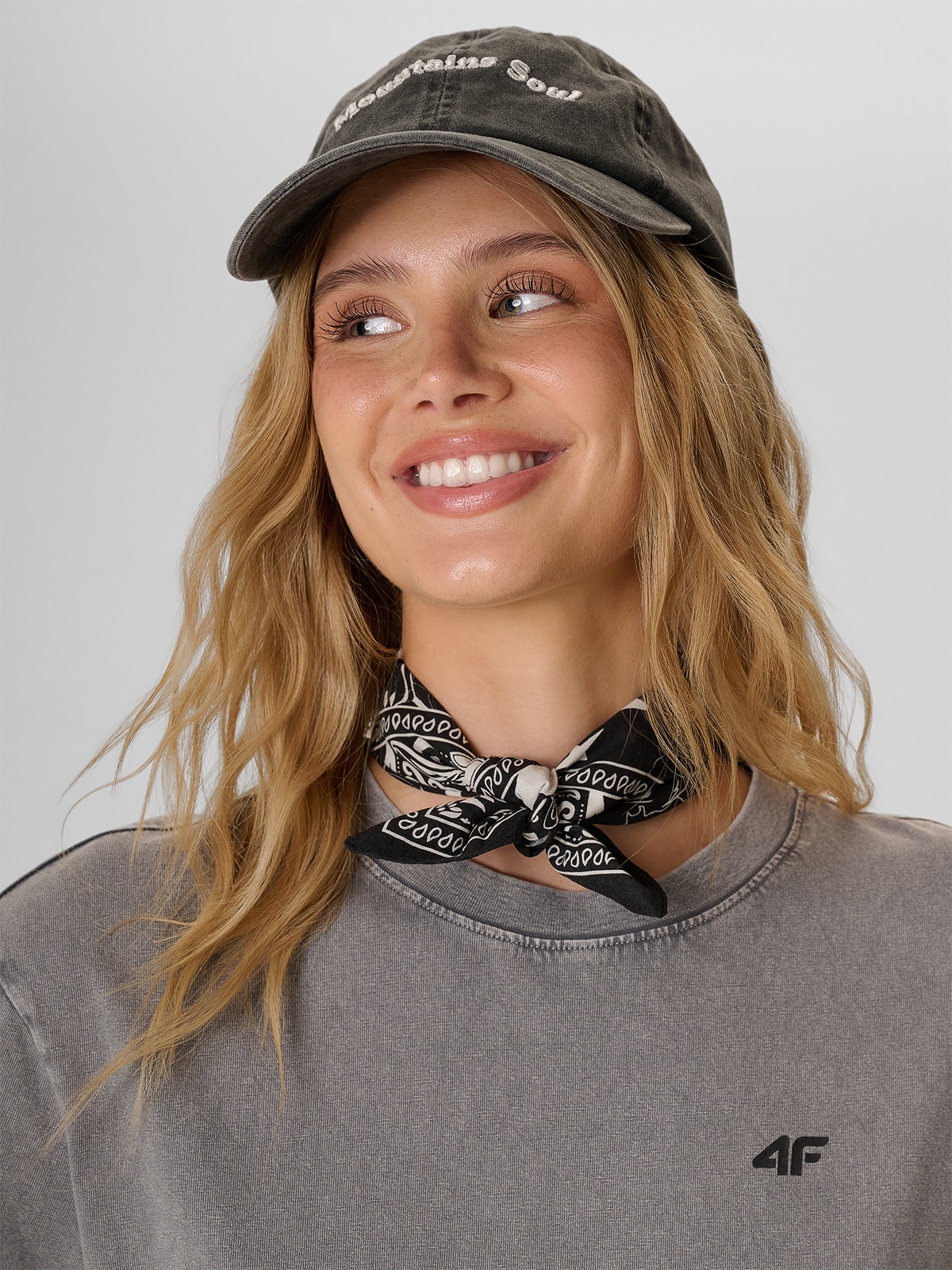4F Czapka z daszkiem strapback damska - szara S/M (58cm)