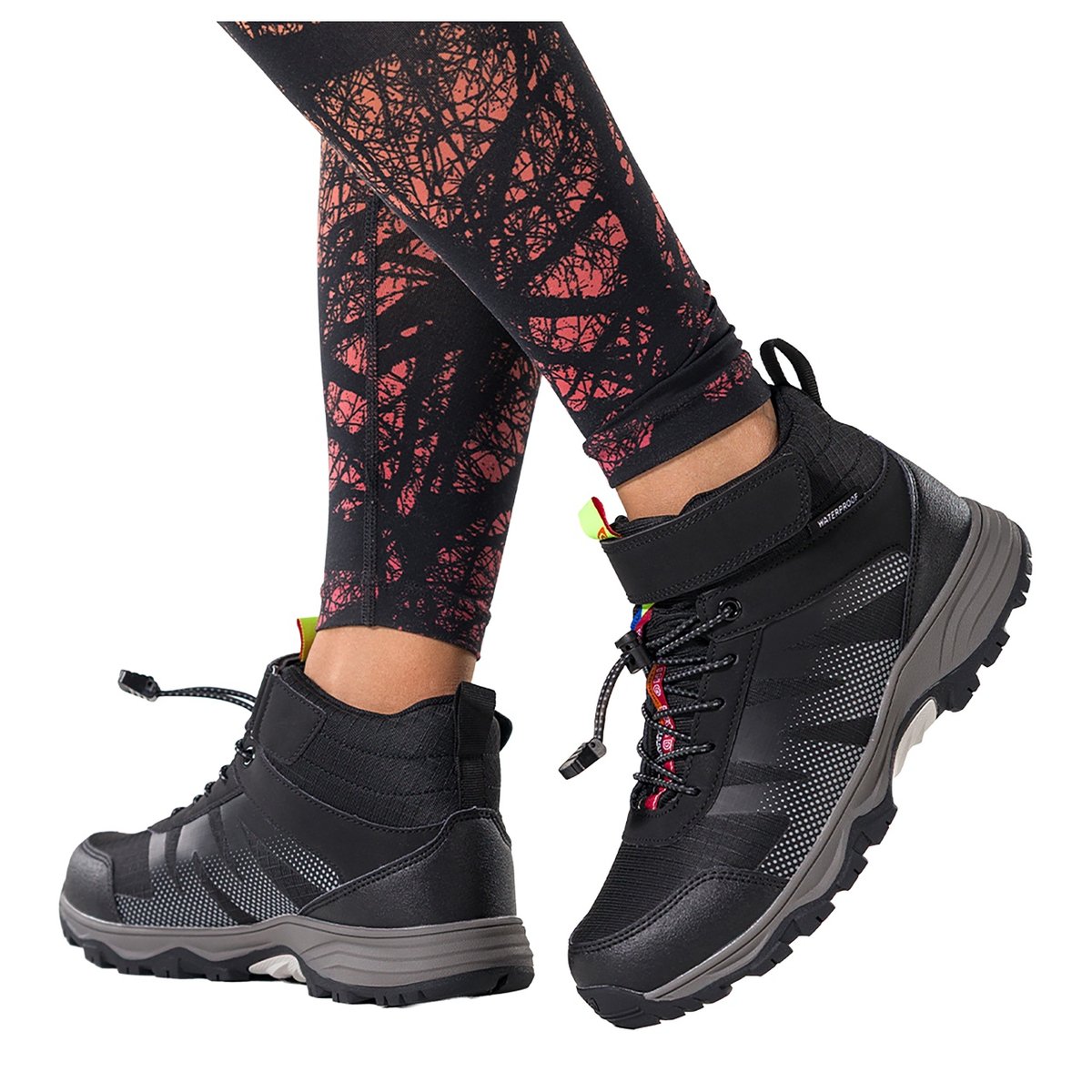 Czarne buty trekkingowe damskie wodoodporne na bieżnikowanej podeszwie z regulowaną elastyczną sznurówką pasek na rzep szare wstawki Casu 7390-8D-41