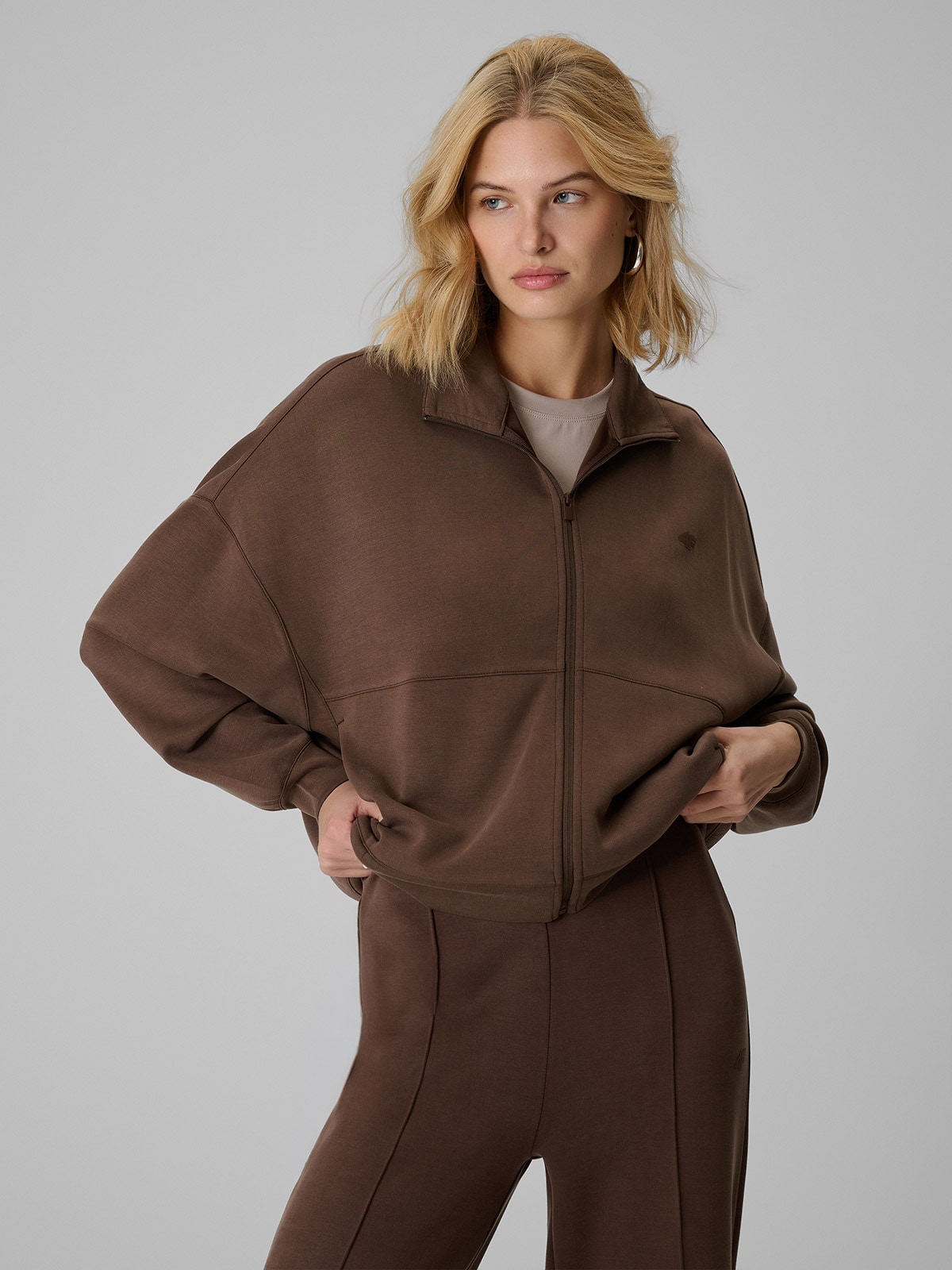 4F Bluza dresowa loose bez kaptura damska - brązowa XS