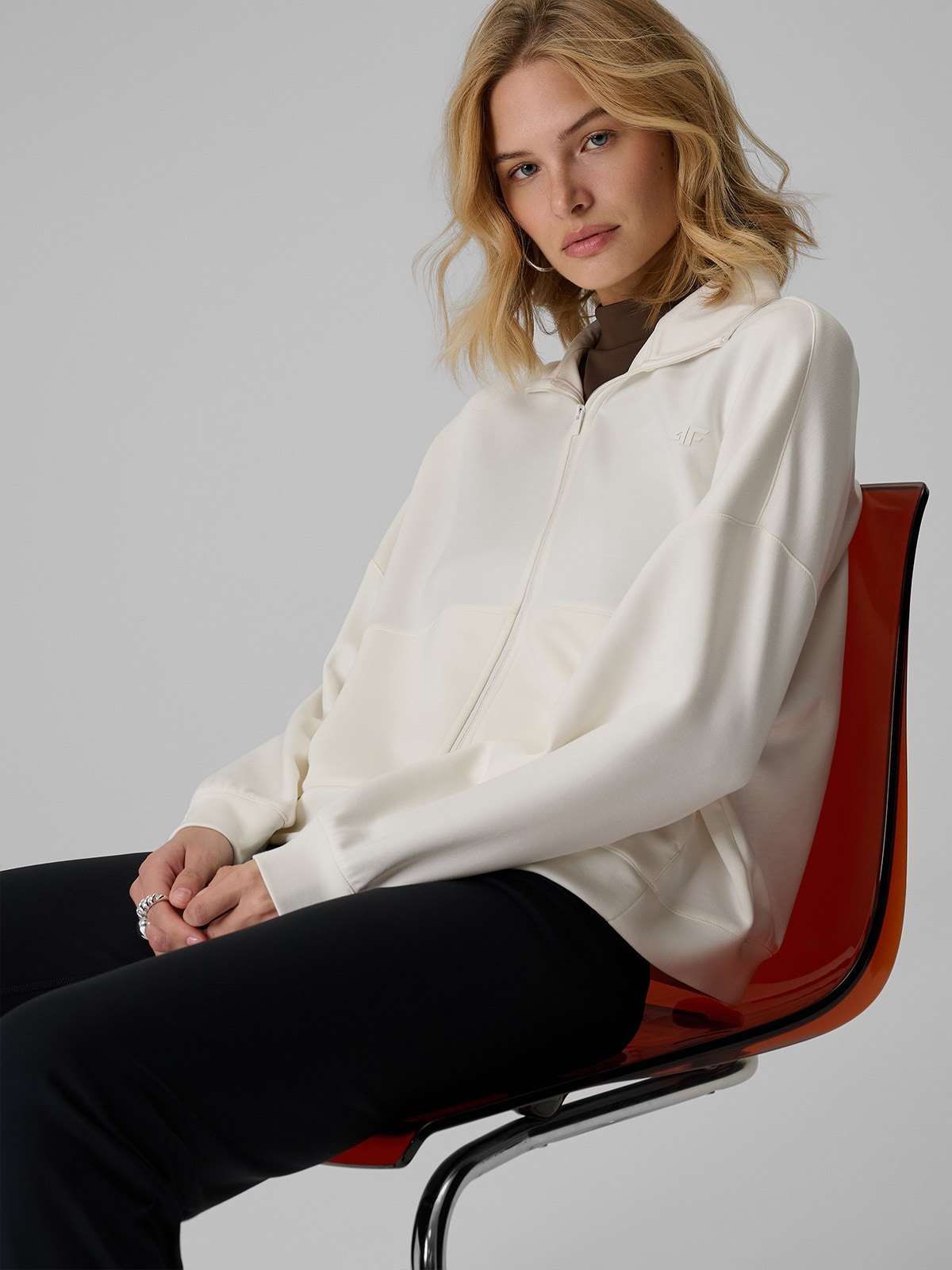 4F Bluza dresowa loose bez kaptura damska - kremowa XS