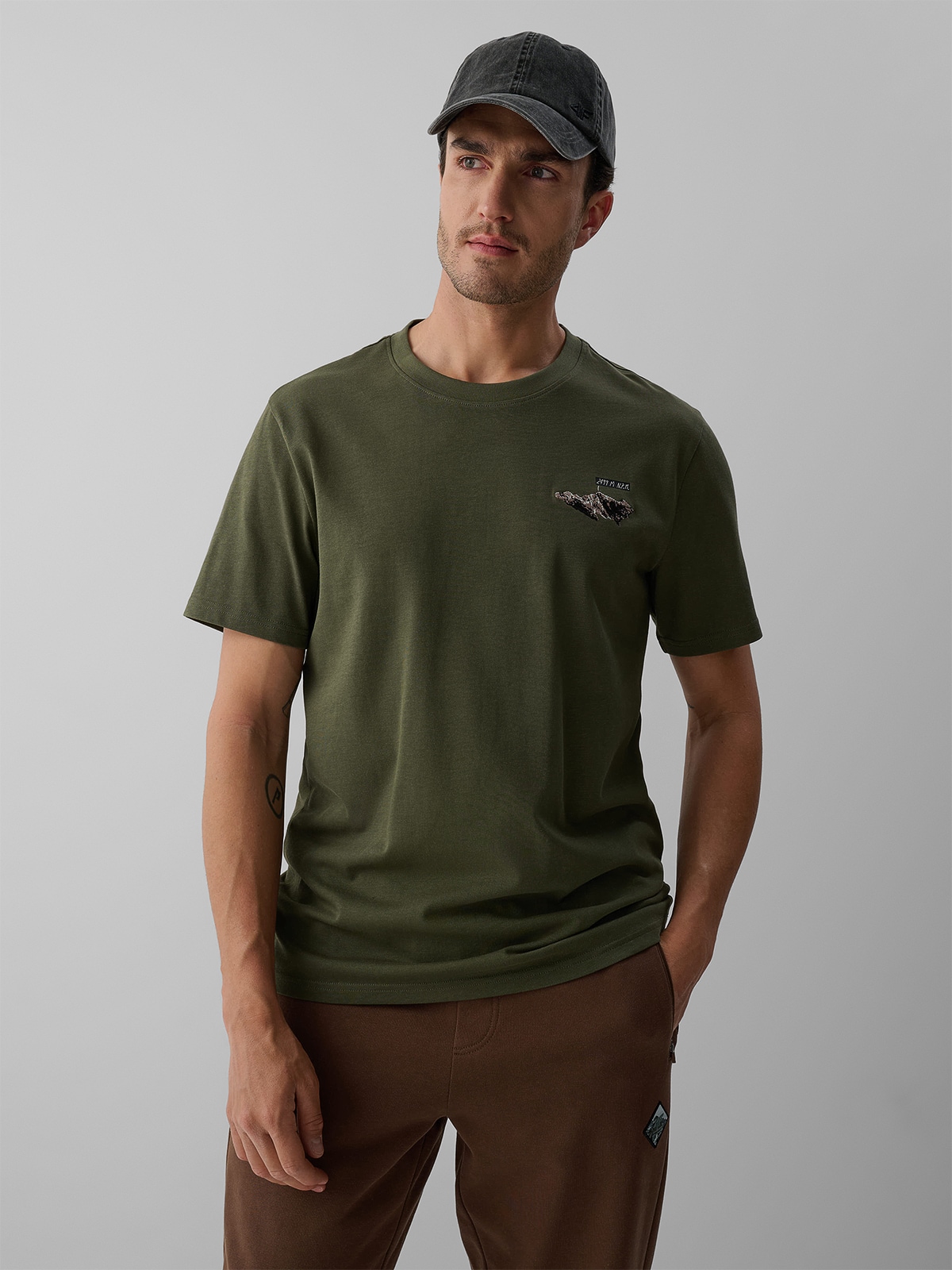 4F T-shirt regular z nadrukiem męski - khaki XXL