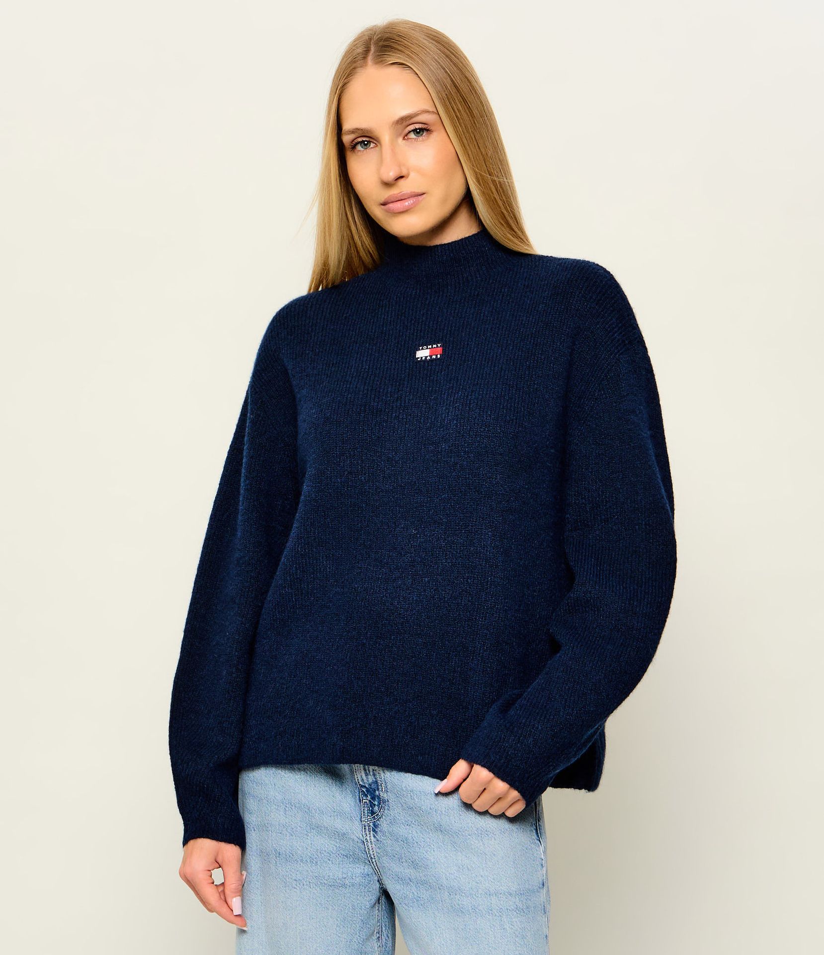 Tommy Jeans Półgolf Badge Relaxed fit z dodatkiem wełny