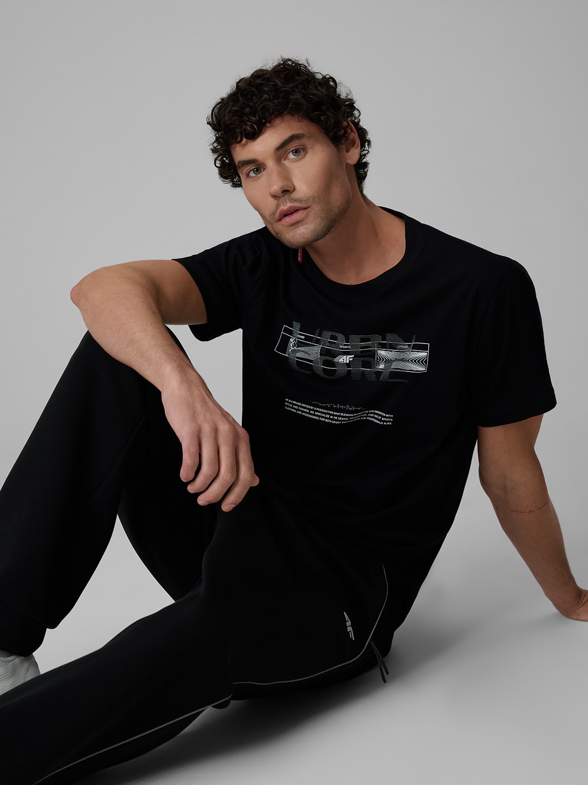4F T-shirt regular z nadrukiem męski - czarny XXL