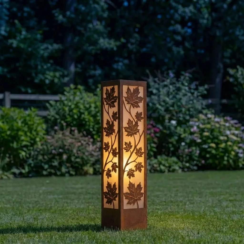 Klonowy Blask – Metalowy Lampion Ogrodowy