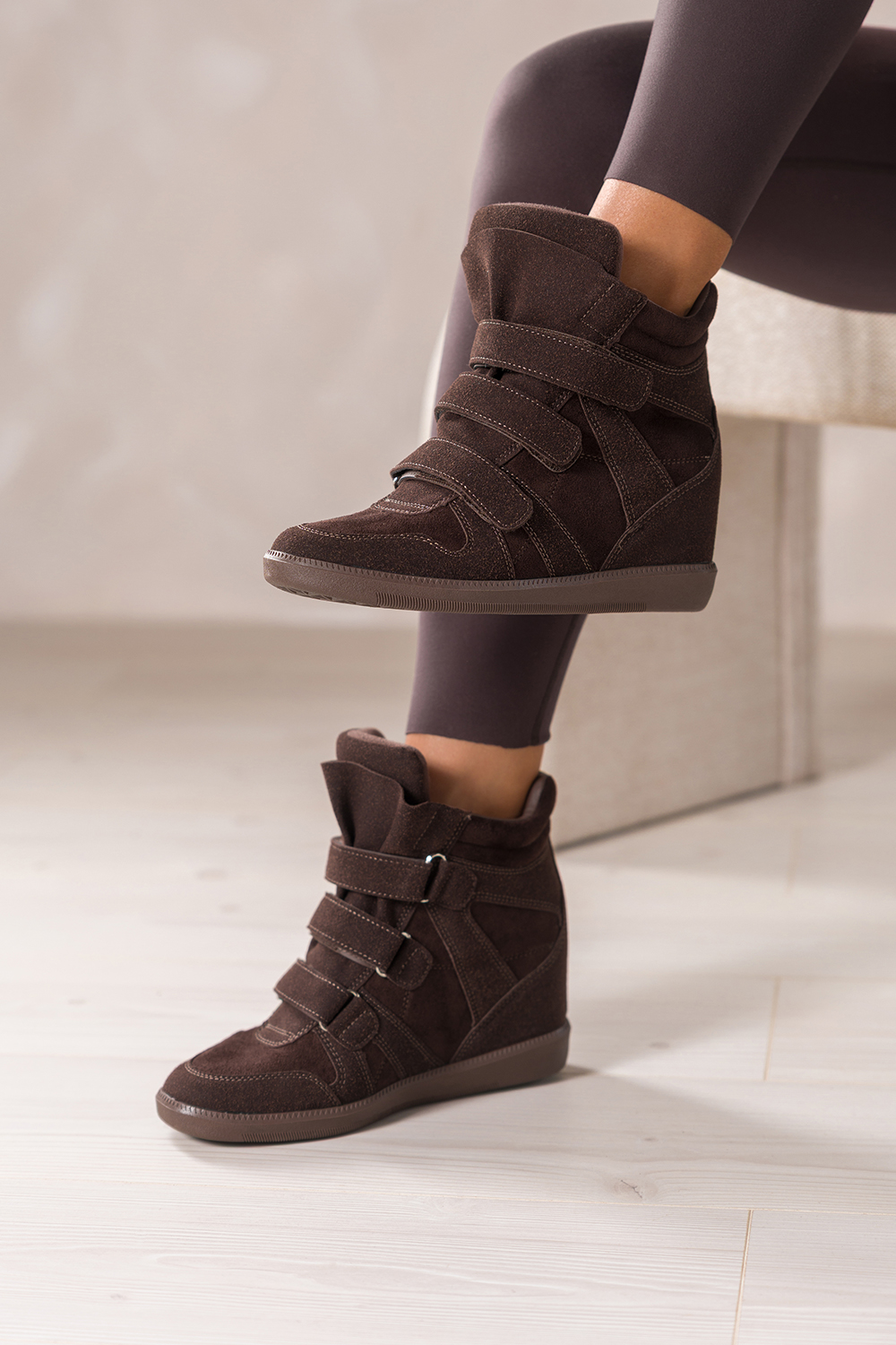 Czekoladowe botki sneakersy damskie na ukrytym koturnie na rzepy Casu 334-1