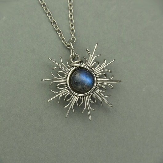 Wisiorek słoneczko niebieski labradoryt wire wrapping słońce