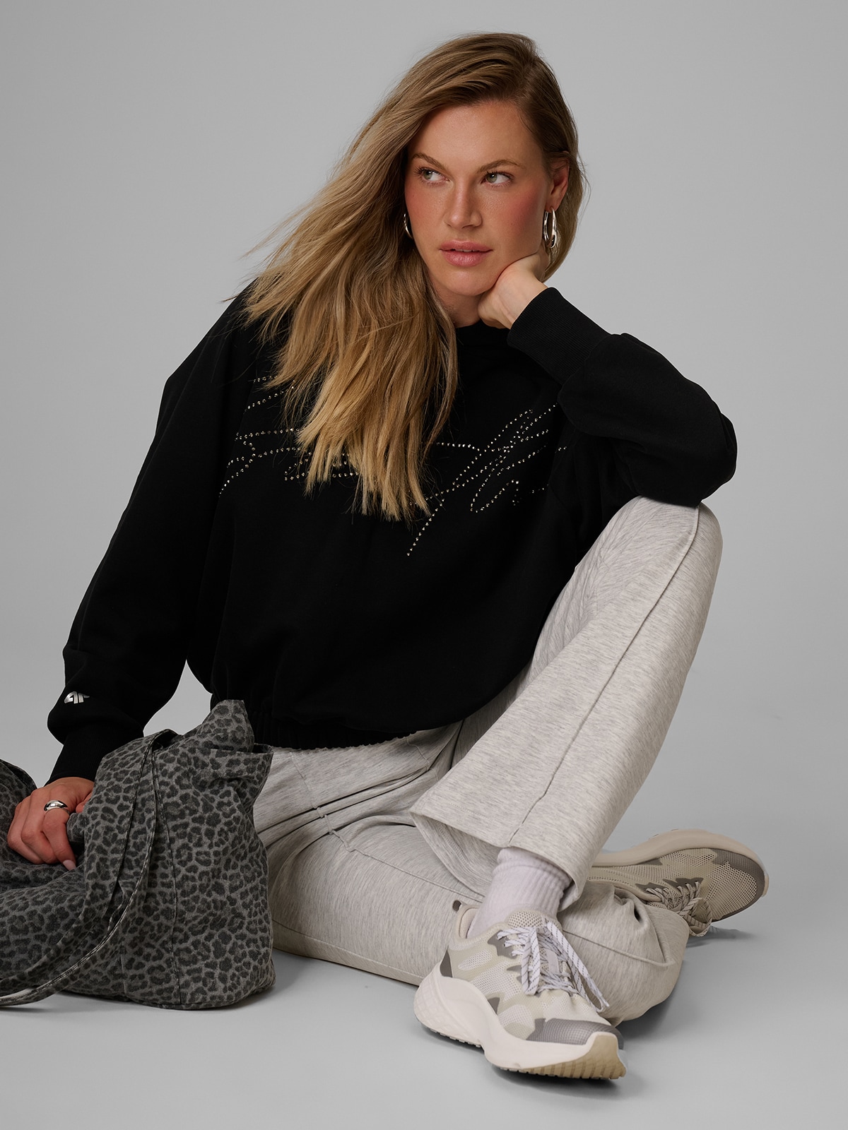 4F Bluza dresowa regular z kapturem damska - czarna XL