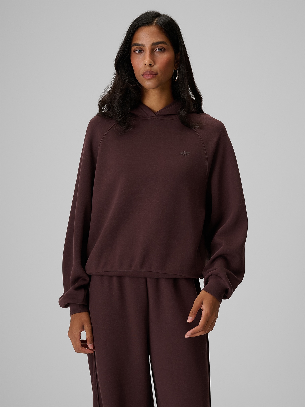4F Bluza dresowa regular z kapturem damska - brązowa M