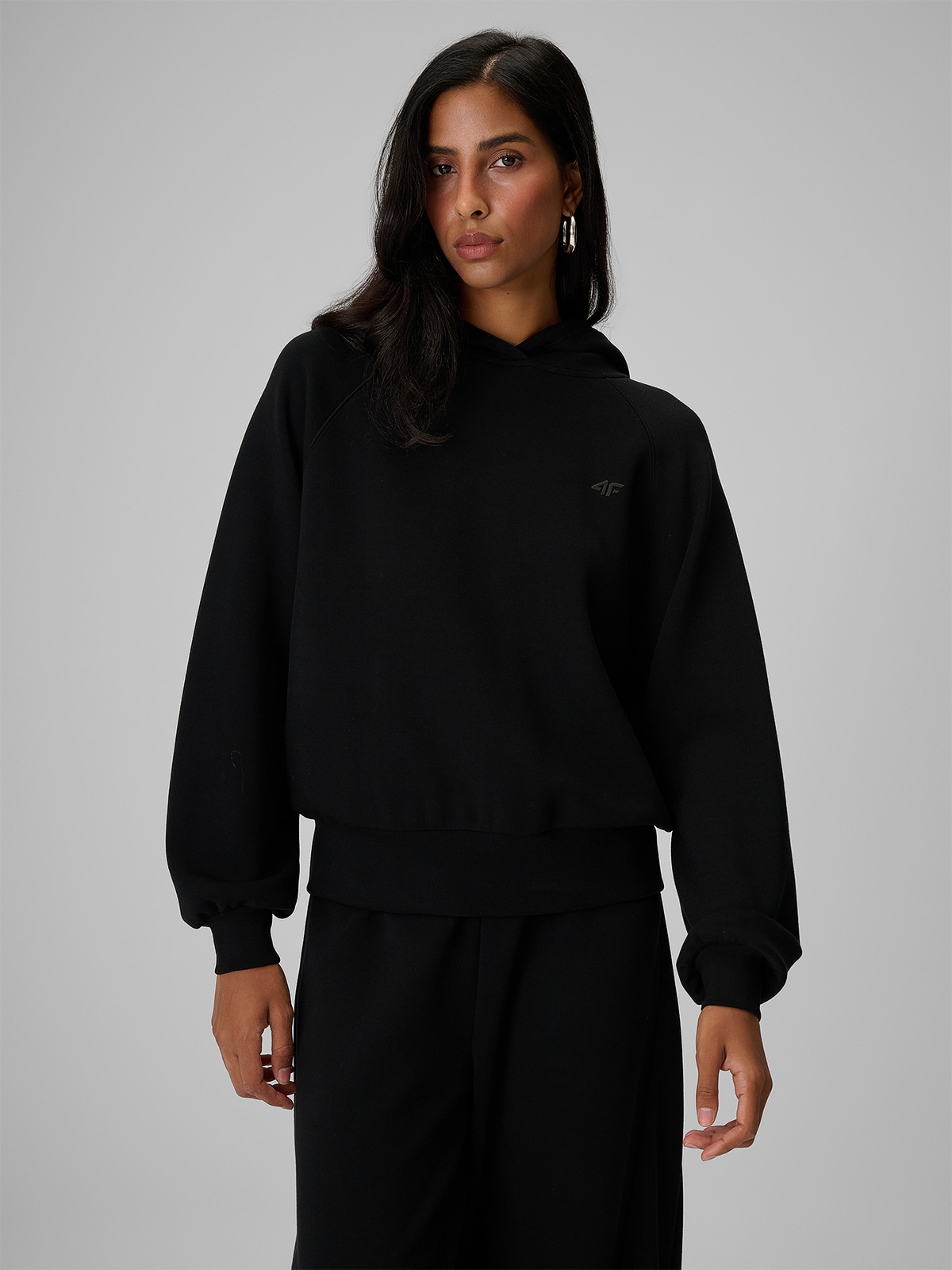 4F Bluza dresowa regular z kapturem damska - czarna XS