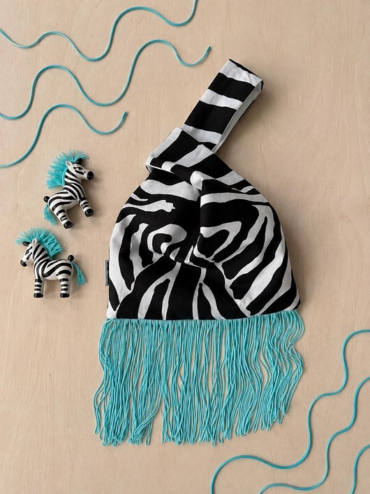 Torebka zebra z błękitnymi frędzlami, na nadgarstek, do ręki, Namineso Drape