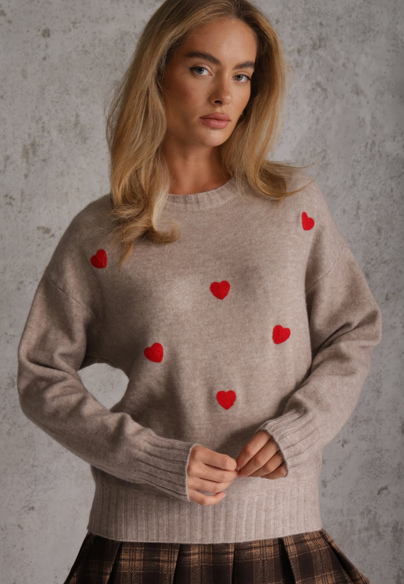 Beżowy Casualowy Sweter z Wełną i Bawełną z Haftowanymi Serduszkami z Przodu Veroni