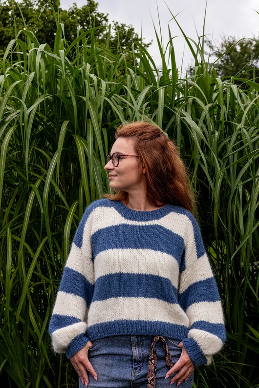 Sweter w paski, niebieski sweter, sweter ecru, sweter z alpaki