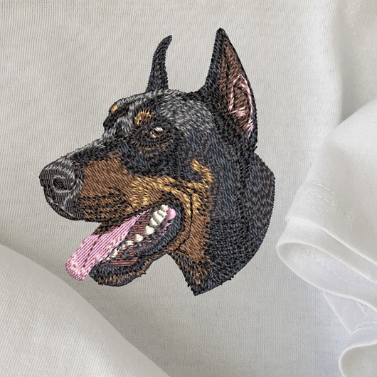 T-shirt z haftem DOBERMAN