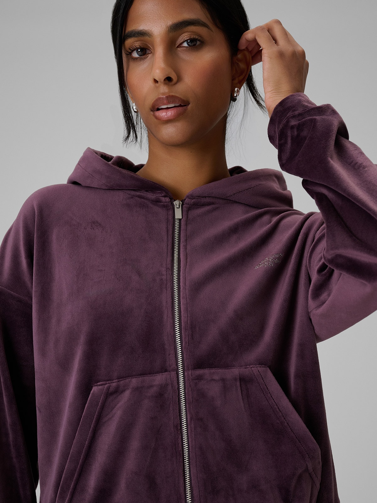 4F Bluza welurowa regular bez kaptura damska - fioletowa XS