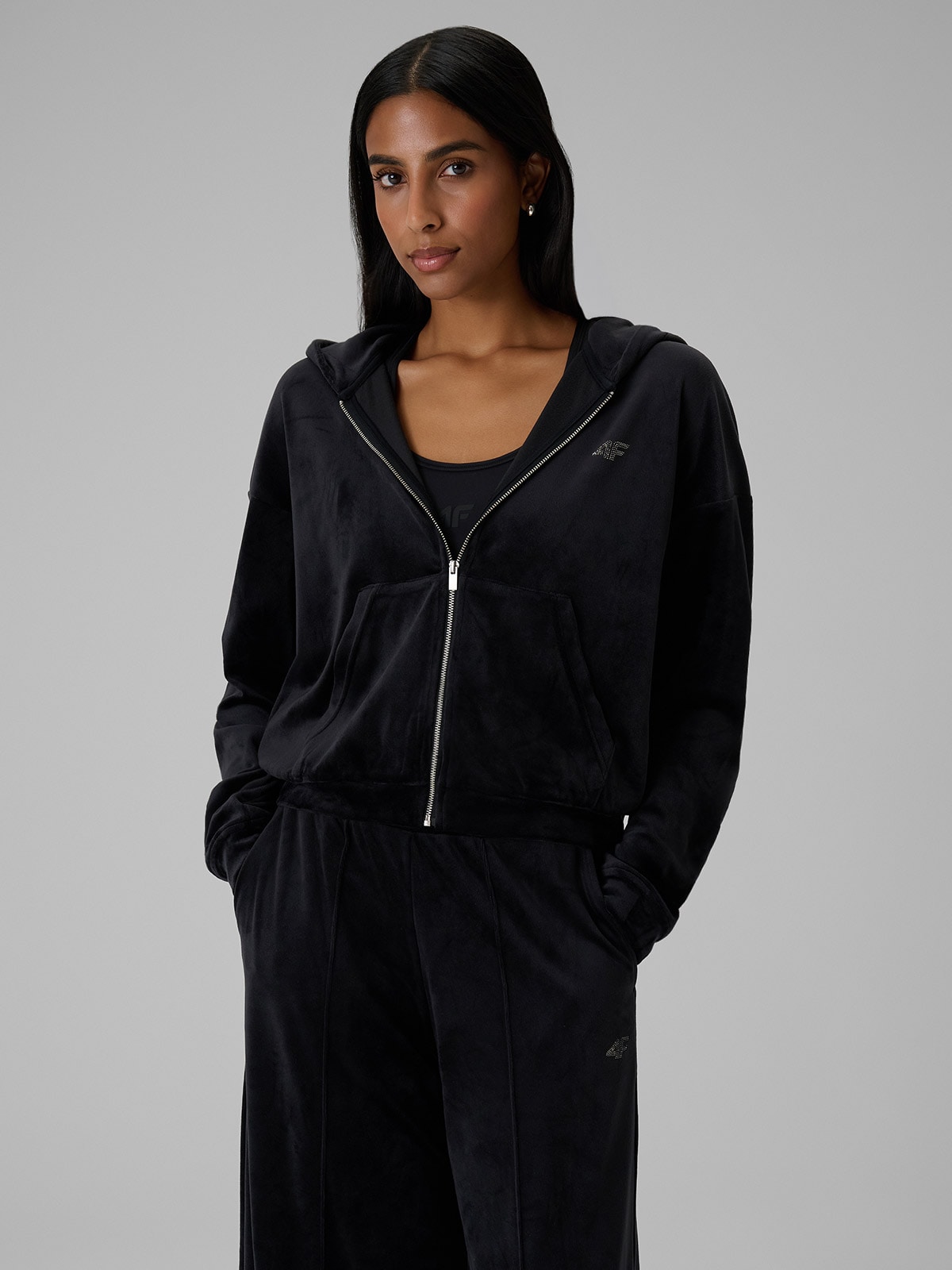 4F Bluza welurowa regular bez kaptura damska - czarna XS