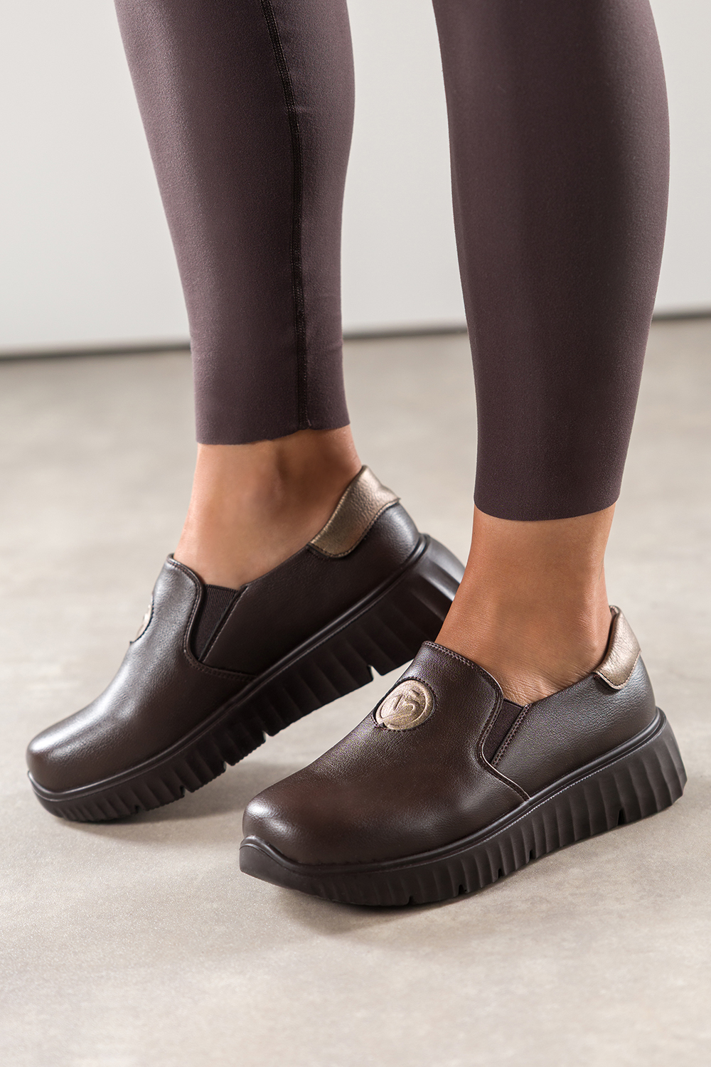 Czekoladowe półbuty damskie slip on złote wstawki skórzana wkładka Carla 7931-7