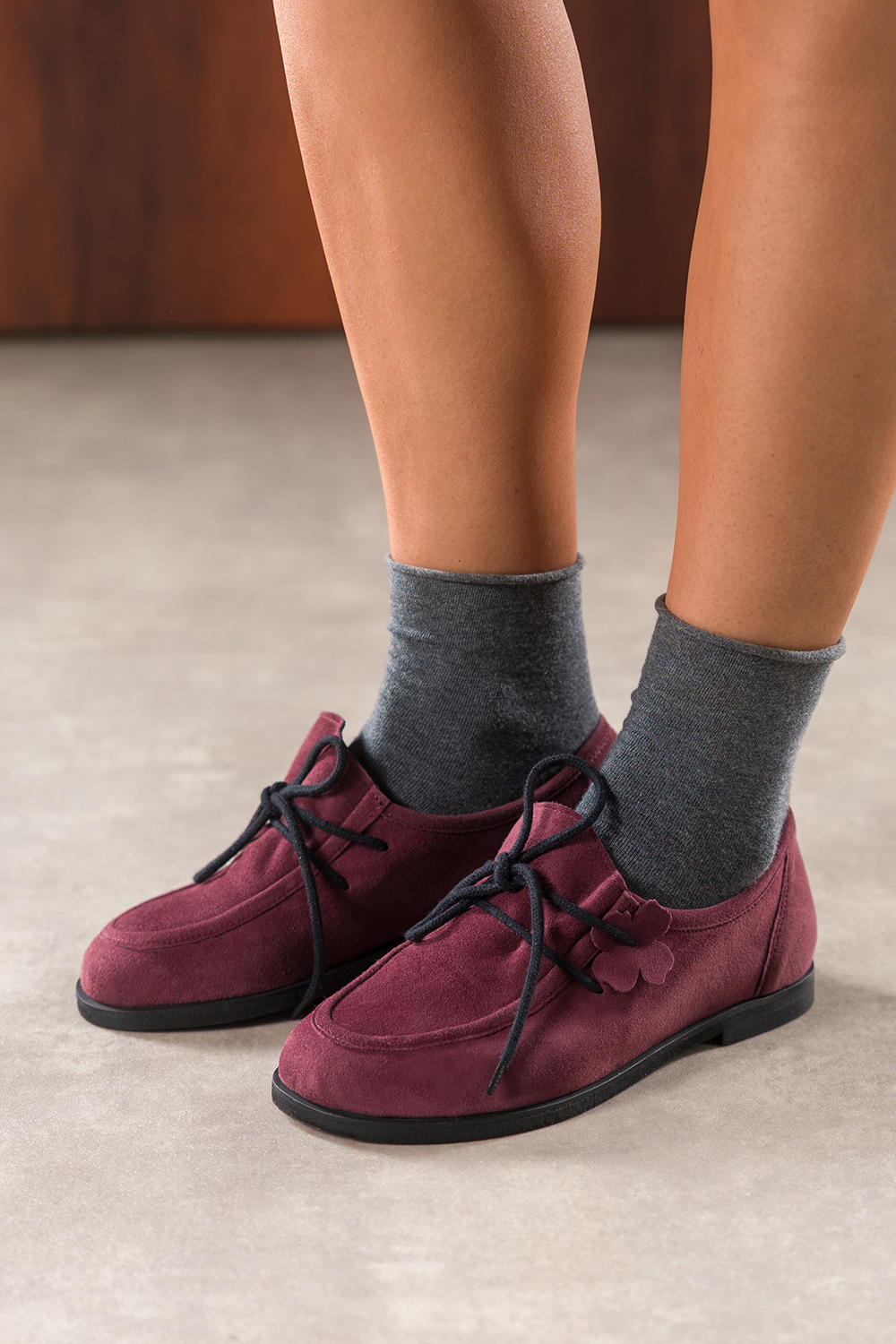Bordowe mokasyny barefoot skórzane damskie półbuty zamszowe szerokie przy sznurówkach kwiatek PRODUKT POLSKI Casu 6755-866