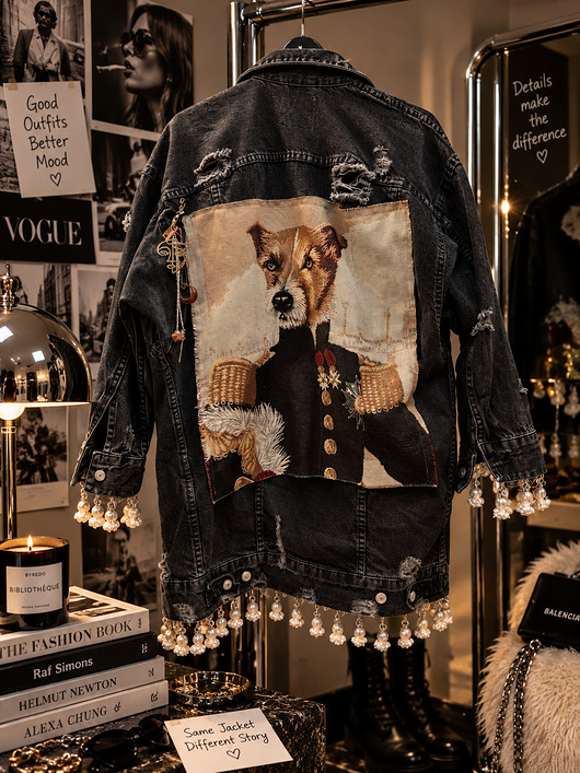 Customowa kurtka jeansowa z gobelinem i perłami